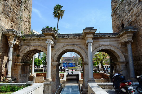 دروازه هادریان در ترکیه