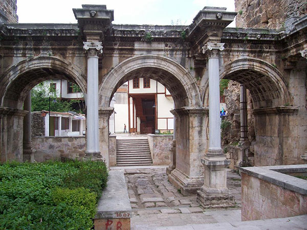 دروازه هادریان در ترکیه